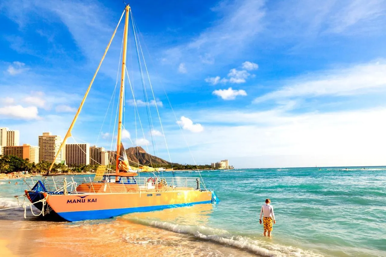 Aloha Vibes Await! Stylish Condo At Aloha Surf - Mountain And City Views Honolulu Apartment