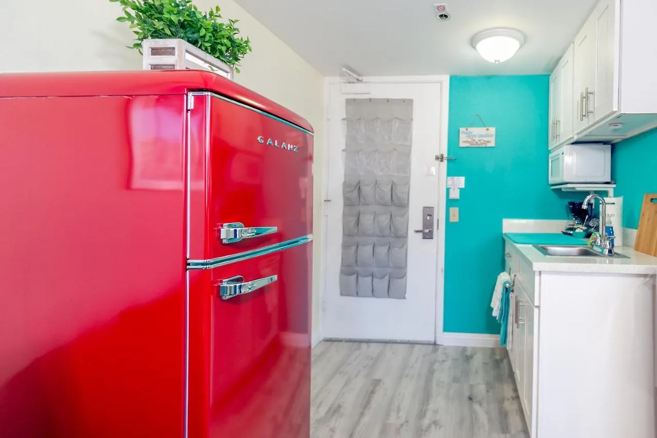 Apartment Aloha Vibes Await! Stylish Condo At Aloha Surf - Mountain And City Views Honolulu