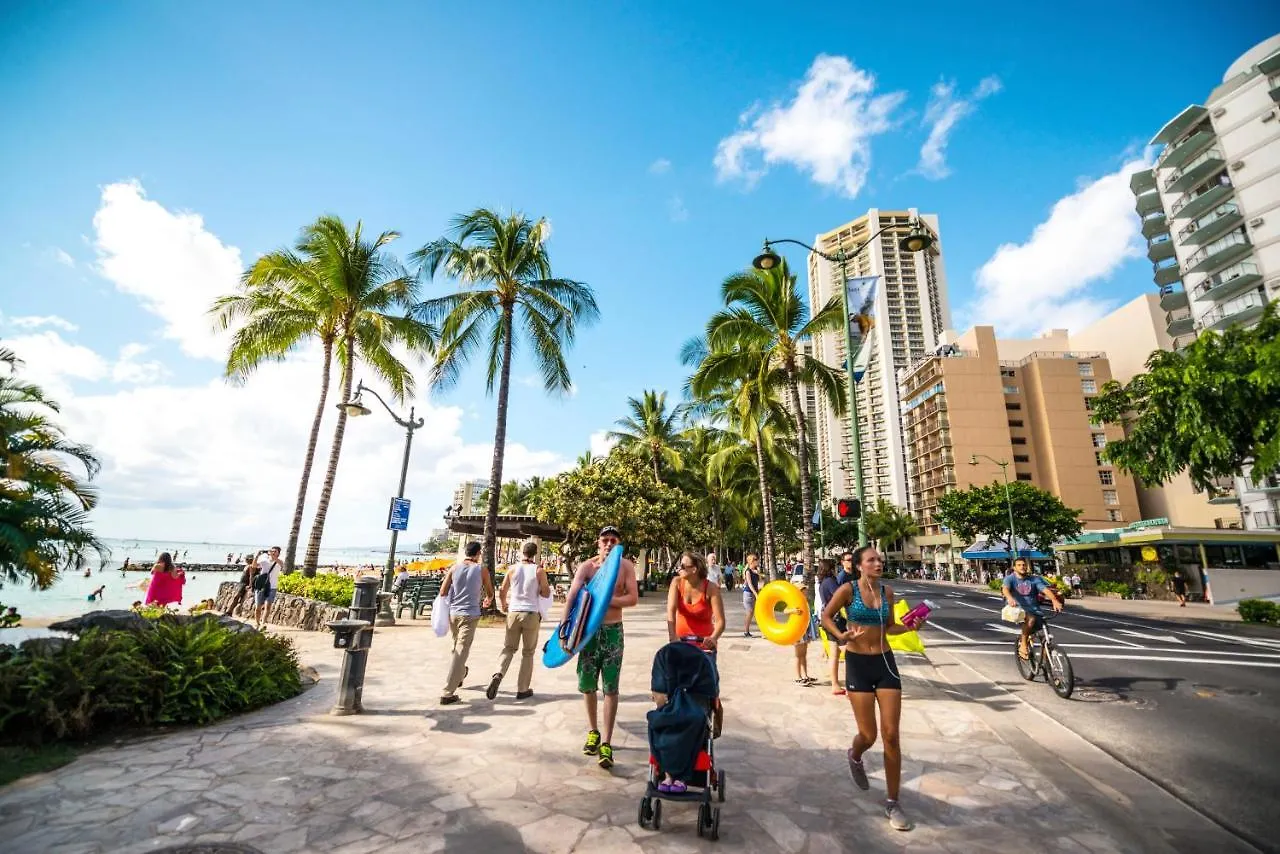 Aloha Vibes Await! Stylish Condo At Aloha Surf - Mountain And City Views Honolulu United States