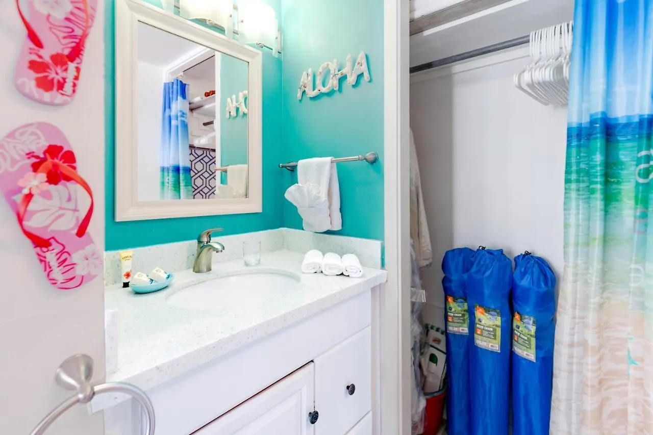 Aloha Vibes Await! Stylish Condo At Aloha Surf - Mountain And City Views Honolulu