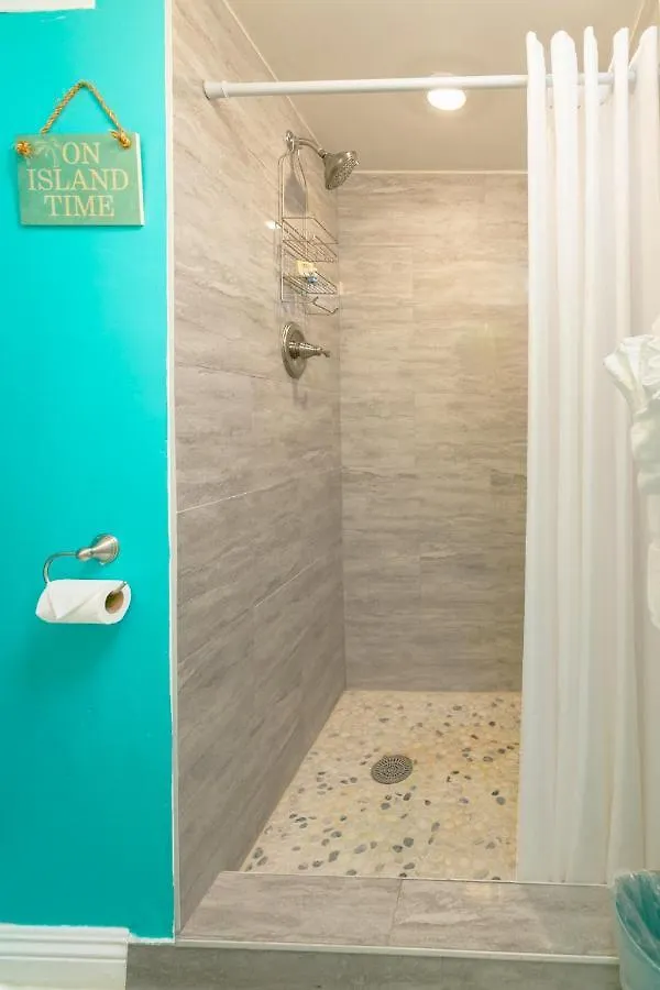 Aloha Vibes Await! Stylish Condo At Aloha Surf - Mountain And City Views Honolulu United States